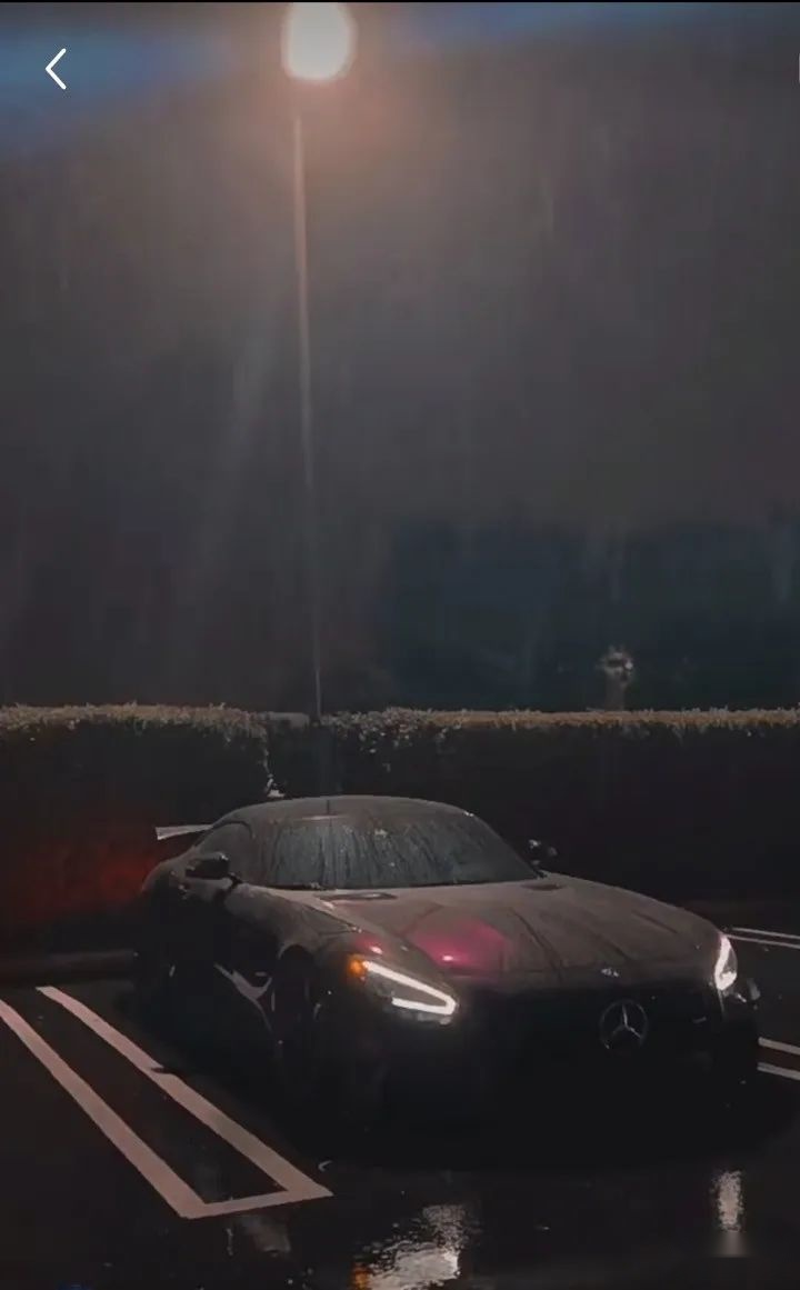 气动姿态风的奔驰AMG C63 Coupe，趴在地上的它显得更加优雅