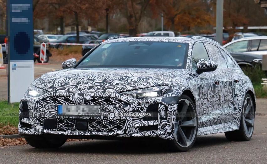 2026 款奥迪 RS5 Avant 展示混合动力发动机的椭圆形排气管
