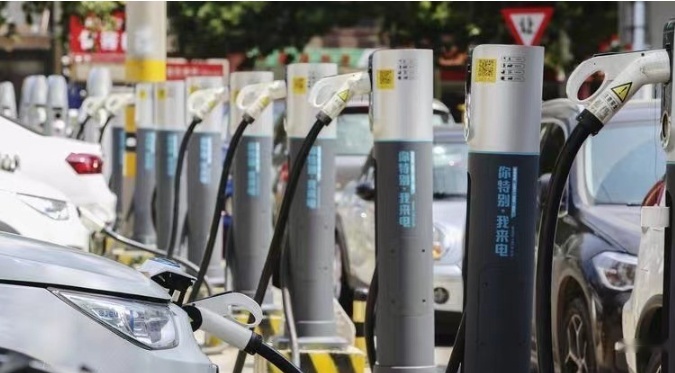 推迟全面电动化进程、继续生产销售燃油车，凯迪拉克为何前后不一