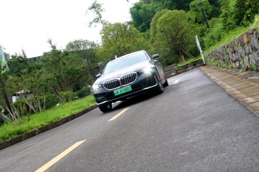 试驾BMW i5：豪华舒享进阶 驾控乐趣依旧
