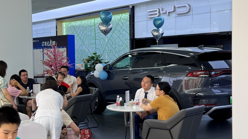探店比亚迪重庆丰易工贸，为何消费者购车热情比高温更火热？