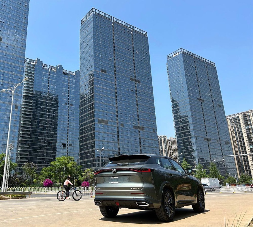 可增程可插混的TA来了 昆明试驾体验2024款长安UNI-Z