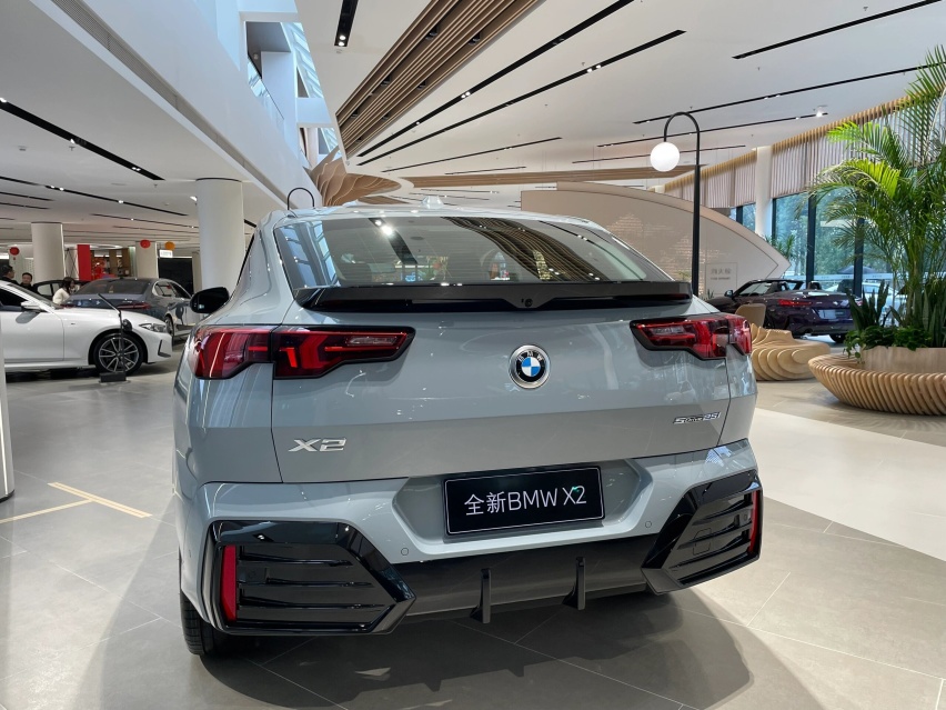 全新宝马X2实车到店，溜背造型+发光格栅，原装进口配317马力