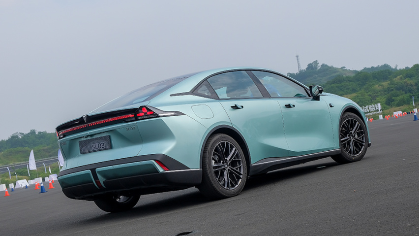 买Model 3觉得不放心？比亚迪海豹对比深蓝SL03，谁更惊艳