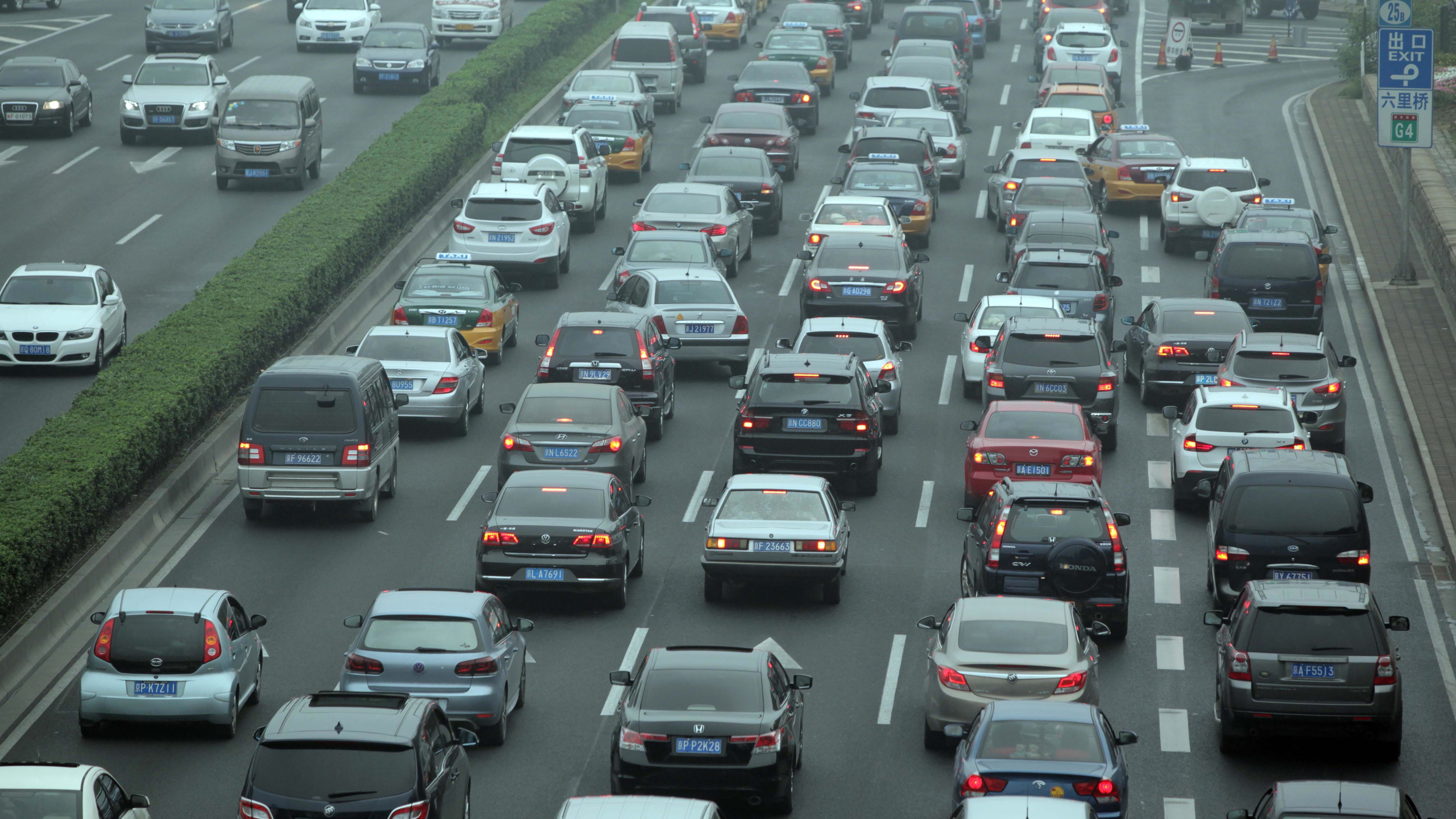 共和国道路交通安全法实施条例》第80条规定,机动车在高速公路上行驶