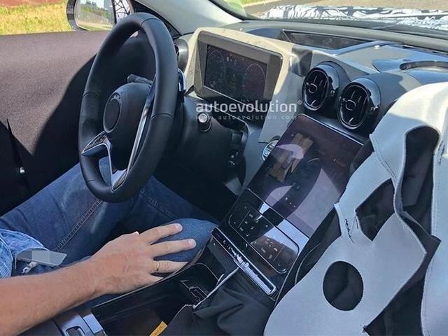 全新奔驰C级内饰曝光 纵置超大液晶屏酷似新S级