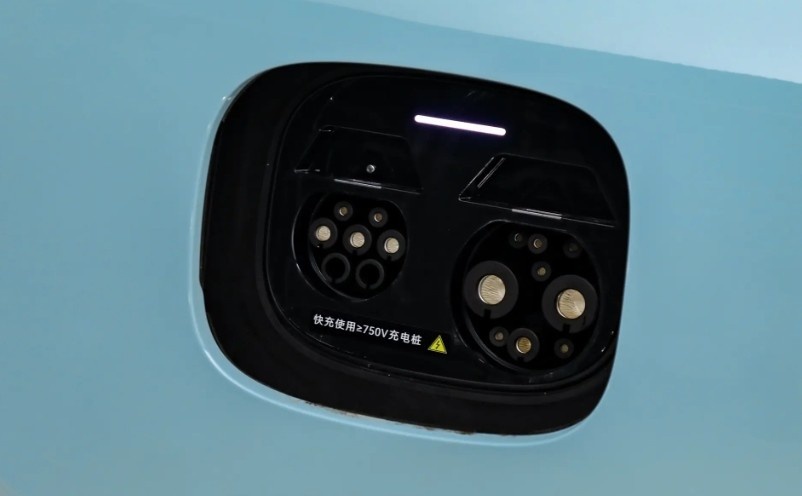 智界新S7，起售价下调2万，标配800V、配色更多，销量还得涨？