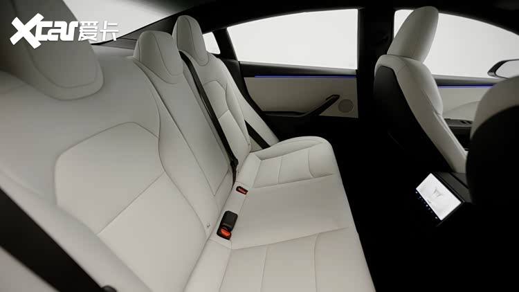 16英寸大屏、黑色顶棚、浅灰内饰一次到位，Model 3进化为完全体
