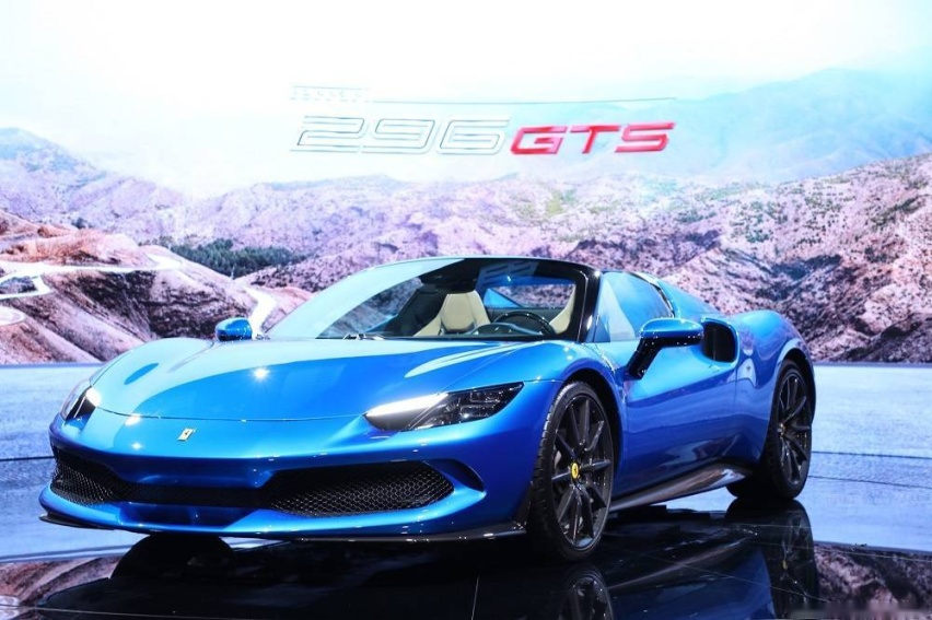 法拉利296 GTS，中后置发动机跃马Berlinetta敞篷跑车