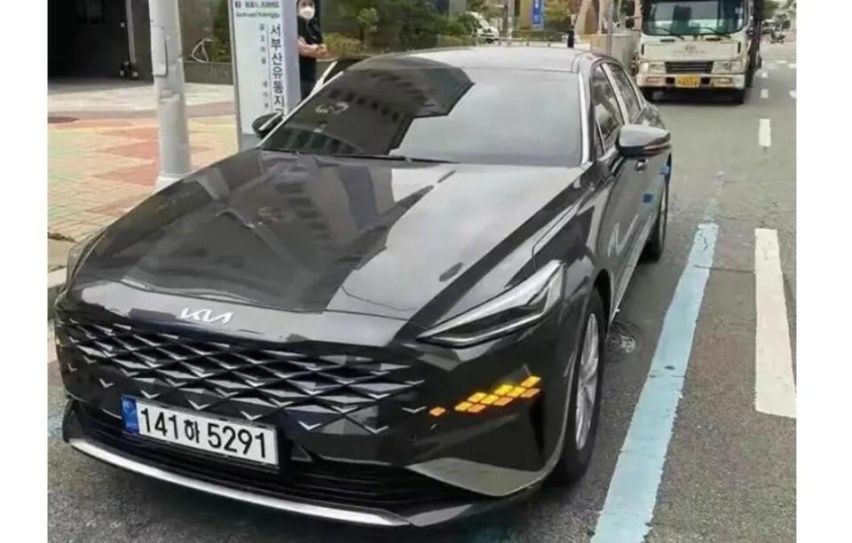 豪华韩范！搭载3.5L V6动力，起亚K8海外实车谍照曝光