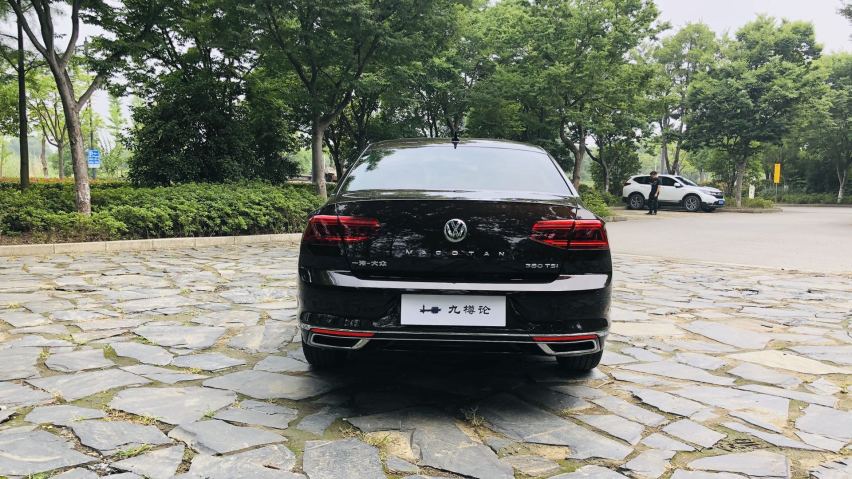 谁说这车是中年人专属？一汽大众迈腾明明是成功人士的低调
