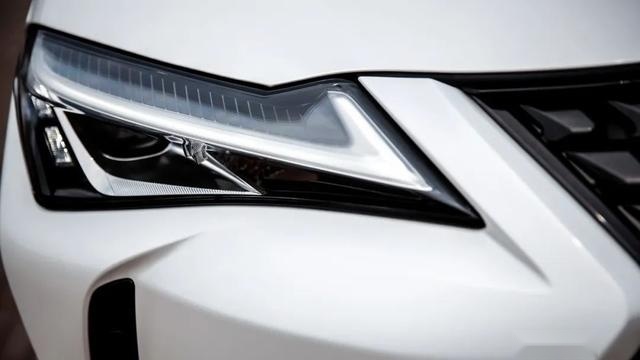 UX 300e的温度与情感，是Model 3这类新势力所给不