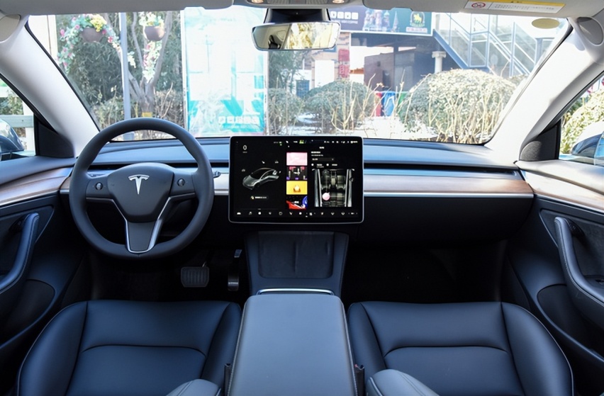 巅峰对决！欧拉闪电猫VS特斯拉Model 3谁能更胜一筹？