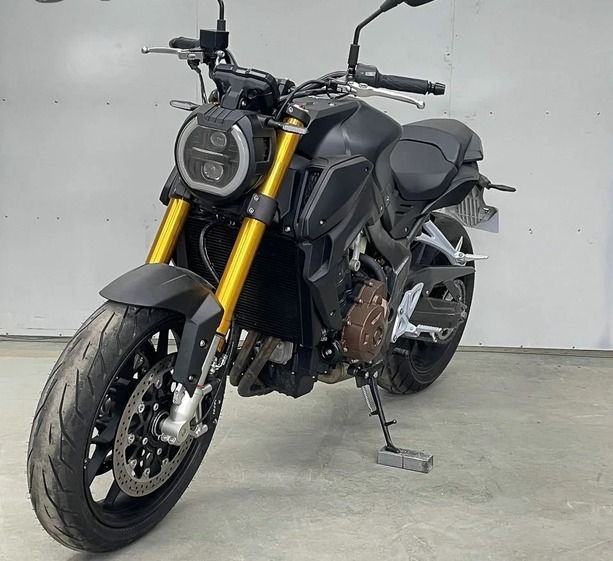 嘉爵致敬CB650R打造800cc四缸街车