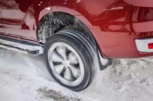 雨雪天气、路面冰冻驾驶技巧讲解：车速要低，加速要慢，减速要缓