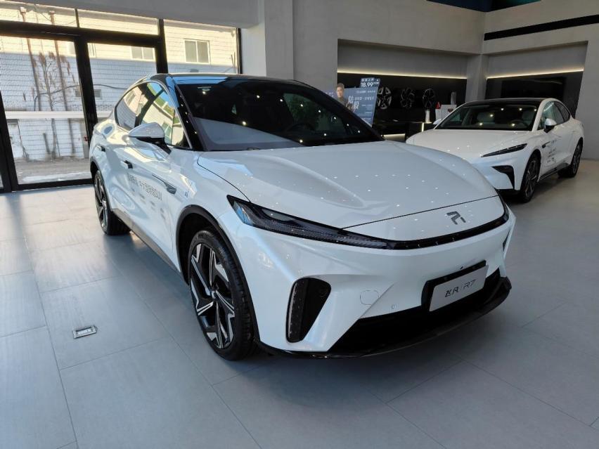 实拍2024款飞凡R7：18.99万起售，对标Model Y，零百加速