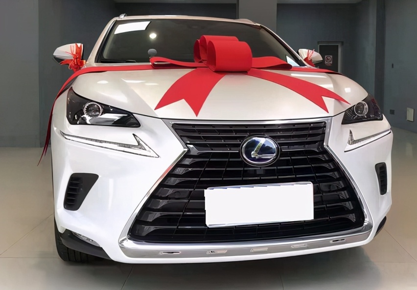 实拍雷克萨斯NX，外观犀利+内饰一般，这轴距能叫中型SUV？