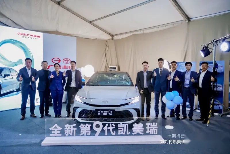 一張含有 車輛, 陸上交通工具, 西裝, 汽車設計 的圖片

自動產生的描述