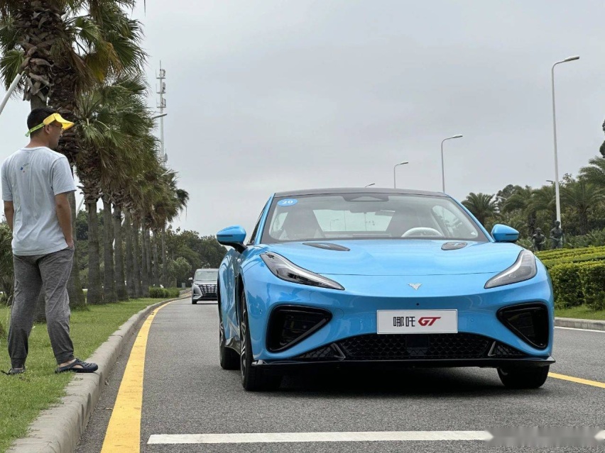 200万以内最好的跑车 出现在厦门街头 试驾哪吒GT