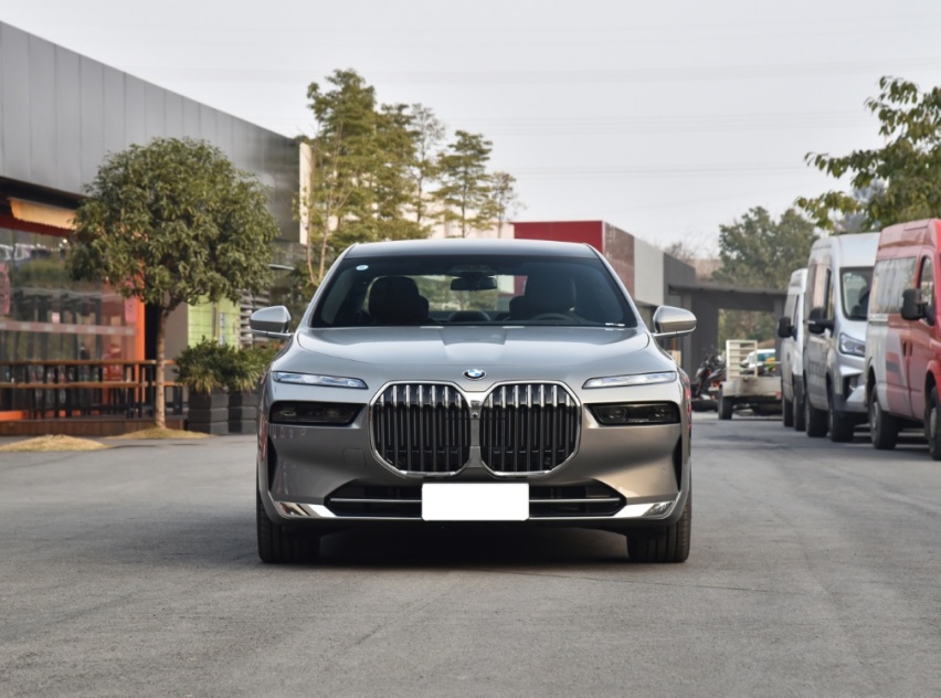 宝马的新车，颜值不输劳斯莱斯，长近5米4标配3.0T，压力给到S级