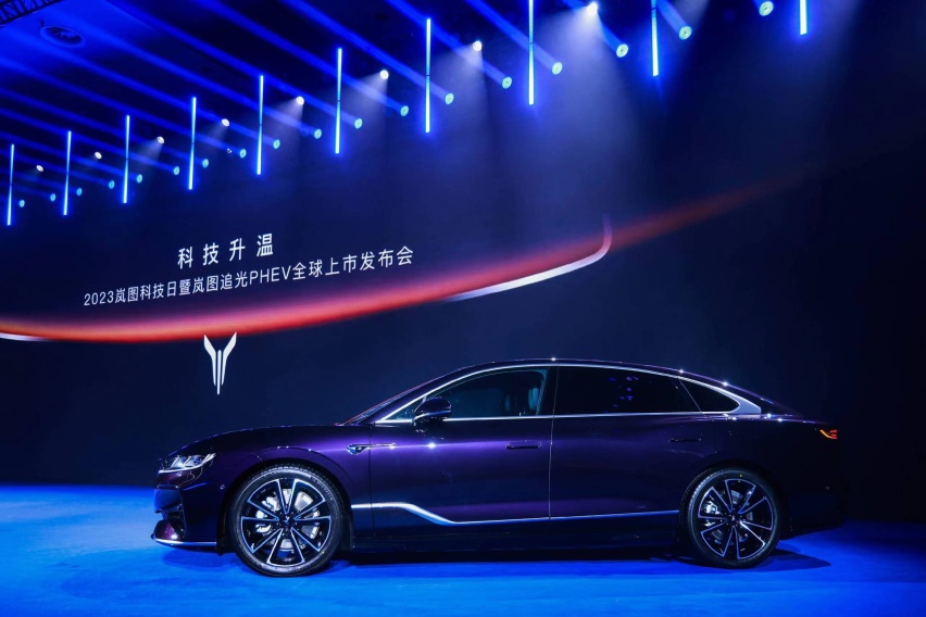 262km超长纯电续航 岚图追光PHEV 25.28万元起上市