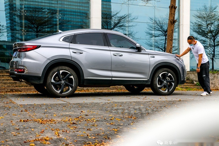 试完长安CS85 COUPE，会让合资跨界SUV车主“心痛”