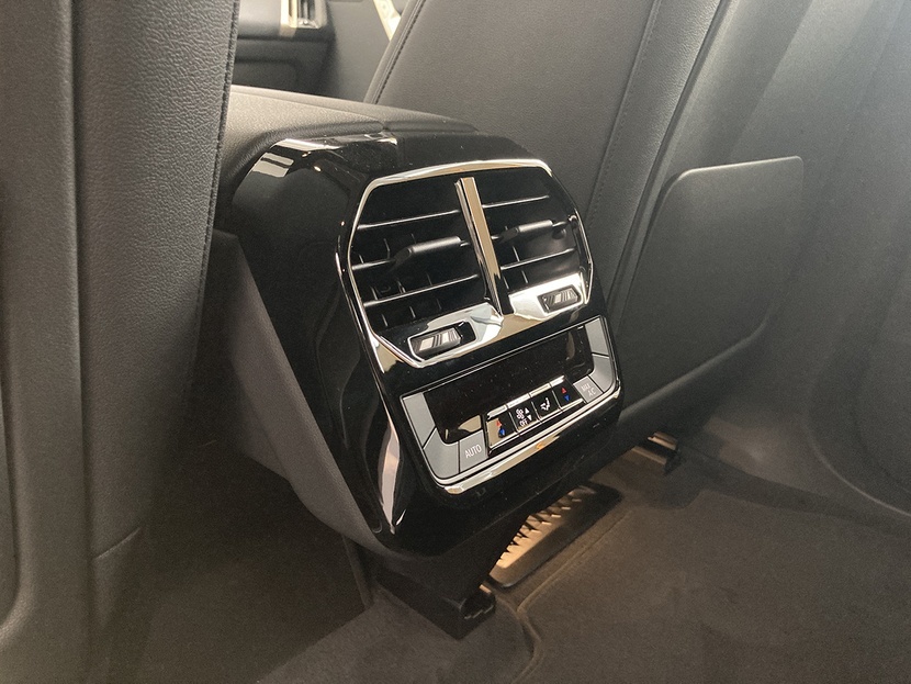 【帮你选车】从里到外看宝马最新的电动车长啥样 宝马iX到店实拍