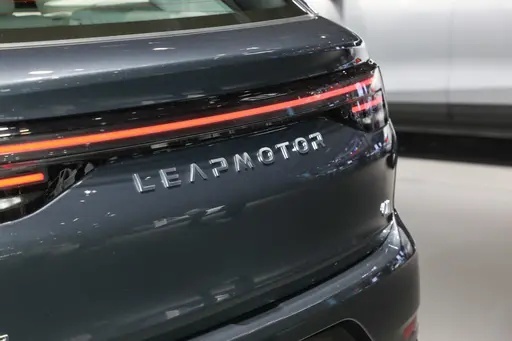 配2.0T+8AT变速箱，定位中型SUV，红旗HS5怎么样？