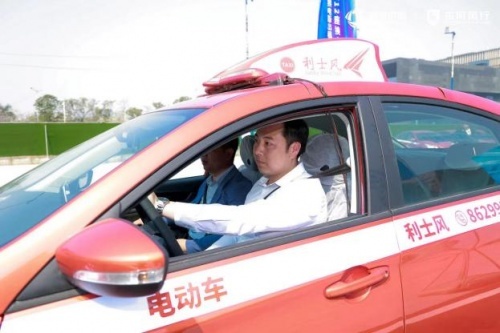 “东风风行-协鑫能科”联名款换电车型亮相羊城