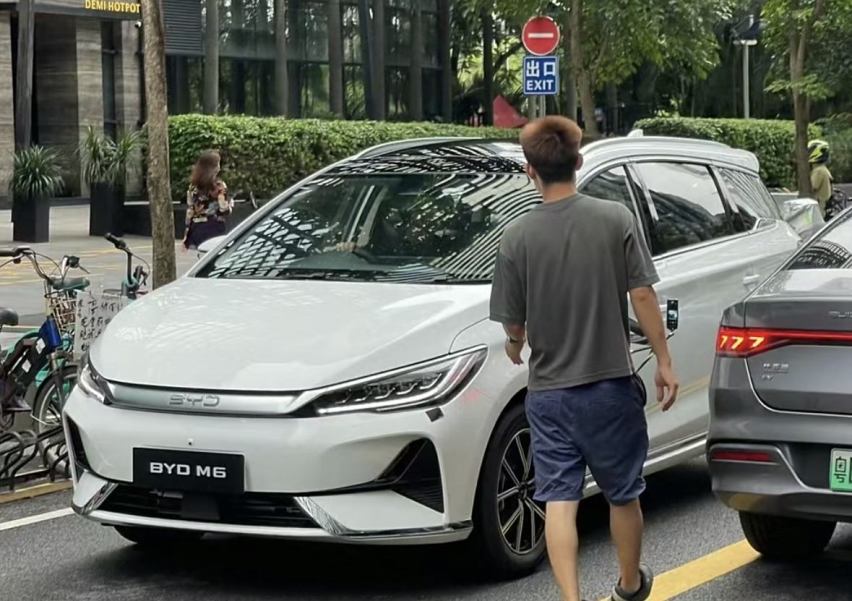 宋MAX“纯电版”曝光，定名M6，或为出口车