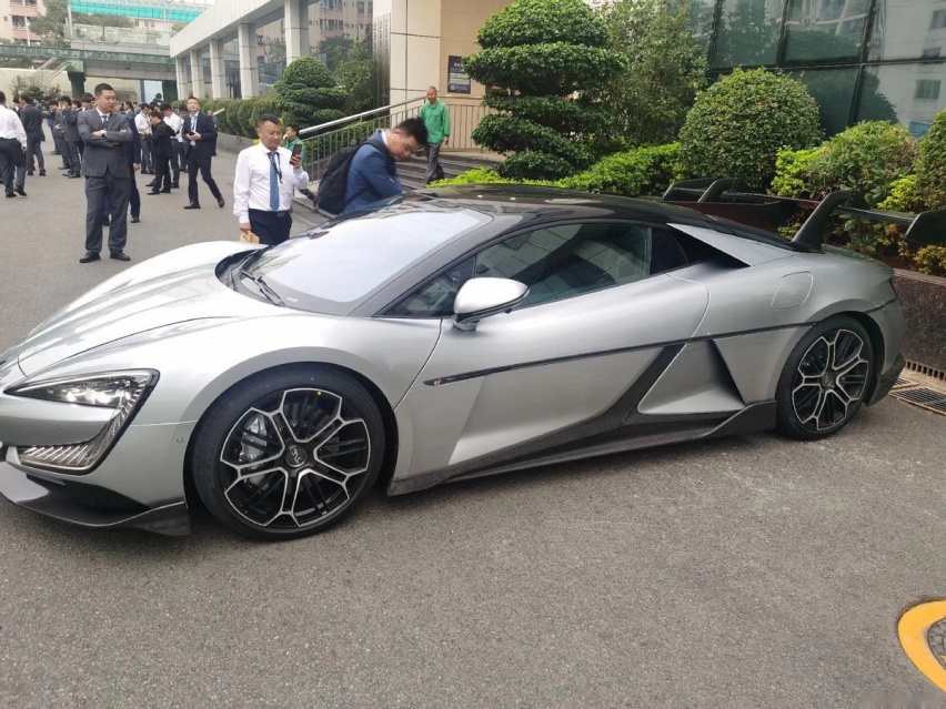 仰望U9量产版现身街头，百万级双门超跑，四电机爆1305马力