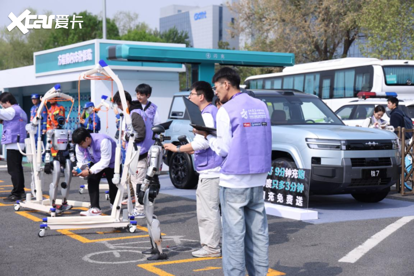 方程豹凭硬核实力护航全球首届机器人赛事