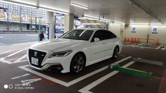 全新第15代皇冠街头实拍，配3.5L V6发动机，售价30万
