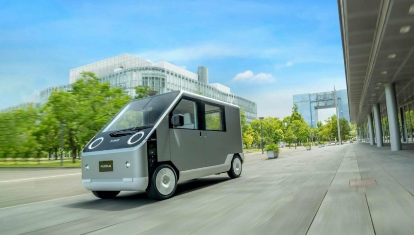 日本小可爱电动车K-Van，配备急救箱、电源可供救援使用