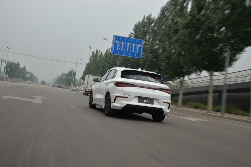 比亚迪e2对比高尔夫，新能源汽车对比传统汽车，到底谁更强大？