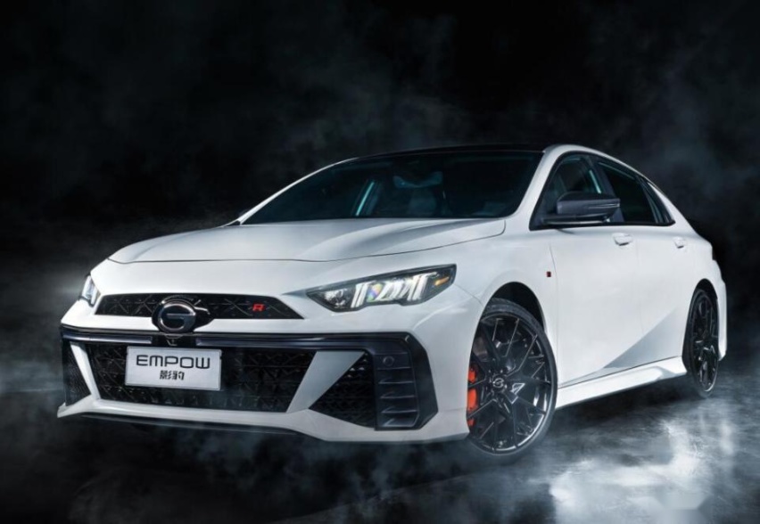触手可及的性能车！5.7秒破百，广汽传祺影豹R售13.80万元起