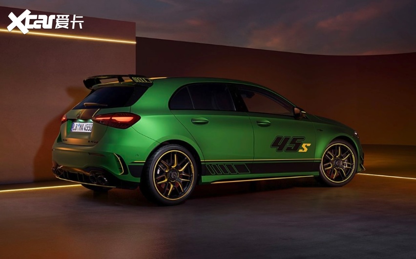 奔驰a 45 s 4matic 魔焰绿特别版正式上市,动力性能非常强大