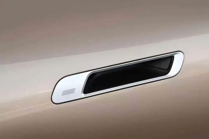 BMW iX显露真身、宝马你低估了，特斯拉一定也看了宝马新车