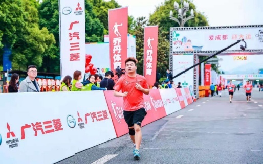携手运动大咖燃爆蓉城，广汽三菱活力开跑成都双遗马拉松