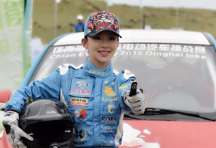 九球天后才35岁就有过亿身价, 出行却开150万玛莎, 低调