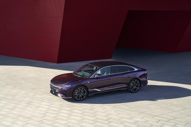 混动豪华轿车中的唯一，岚图追光PHEV 25.28万元起上市
