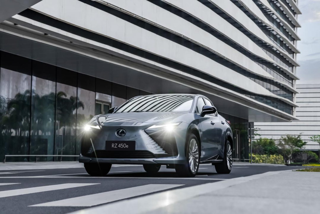 這臺(tái)高情商的雷克薩斯RZ,找到了電車保值的秘密... 這臺(tái)高情商的雷克薩斯RZ,找到了電車保值的秘密...