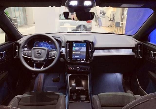 沃尔沃首款轿跑SUV，全新C40实拍，双电四驱比领克05更帅