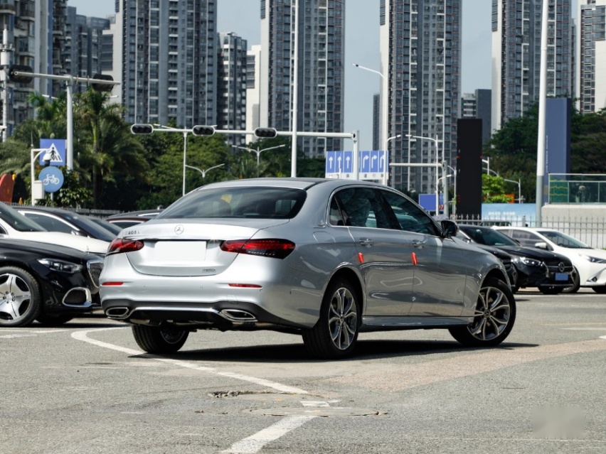 中大型豪华轿车谁更值得买？奔驰E级深度对比奥迪A6L