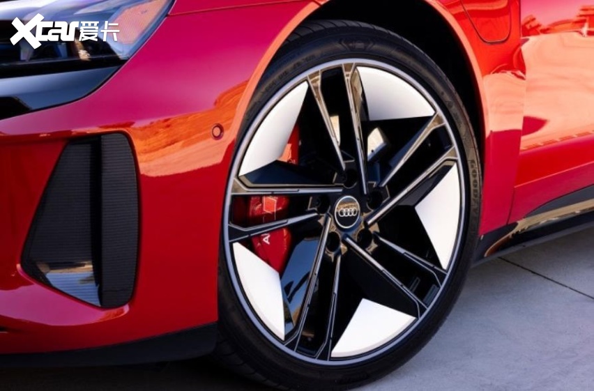 奥迪RS e-tron GT，纯电145万，10活塞卡钳，quattr