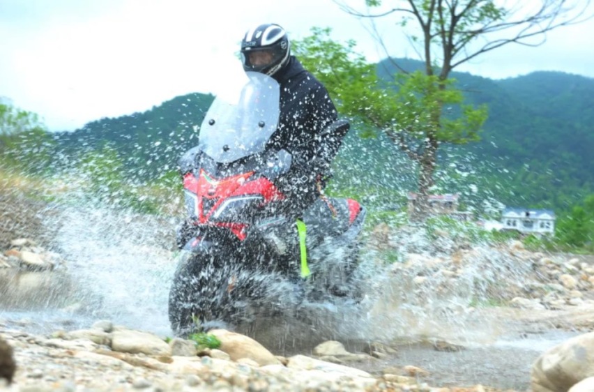 入门运动大踏板摩托，阿普利亚SRMax250车主这样评价