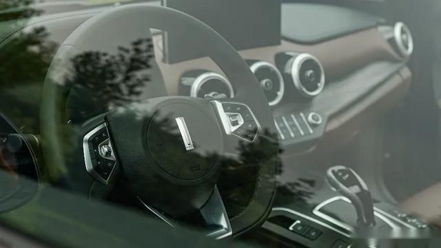 20万如何将科技武装到牙齿？VV7科技版让你刮目相看