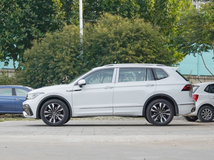 想买2.0T中型SUV，选大众还是红旗？途观L对比红旗HS5