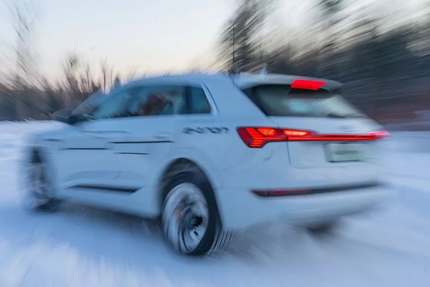 实力不输特斯拉，冰雪试驾奥迪首款纯电SUV e-tron！