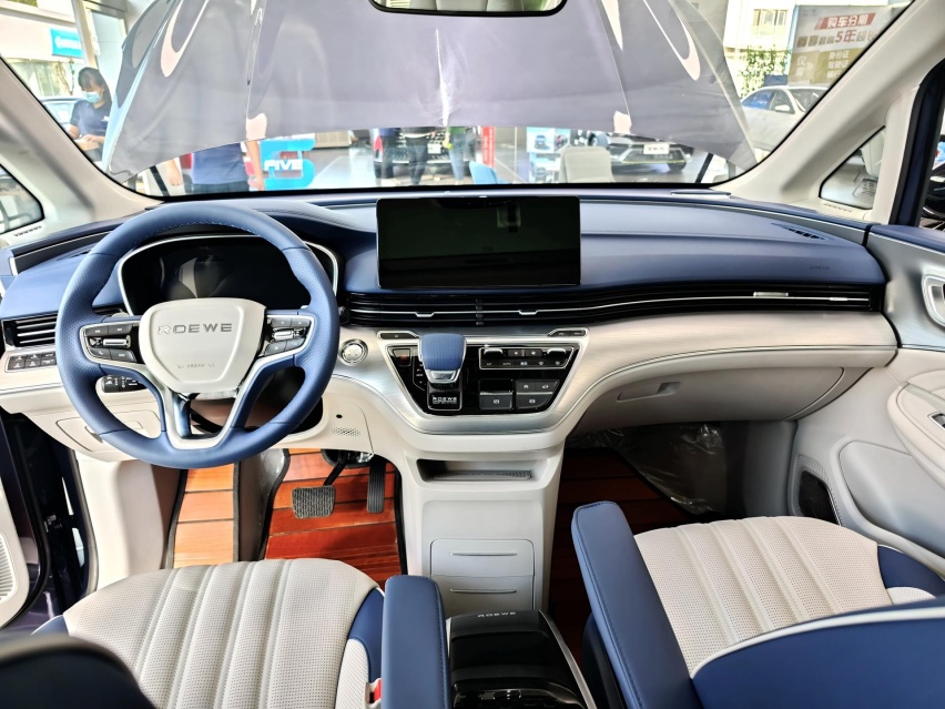 中大型MPV/配2.0T发动机 实拍体验荣威iMAX8 售价18.88